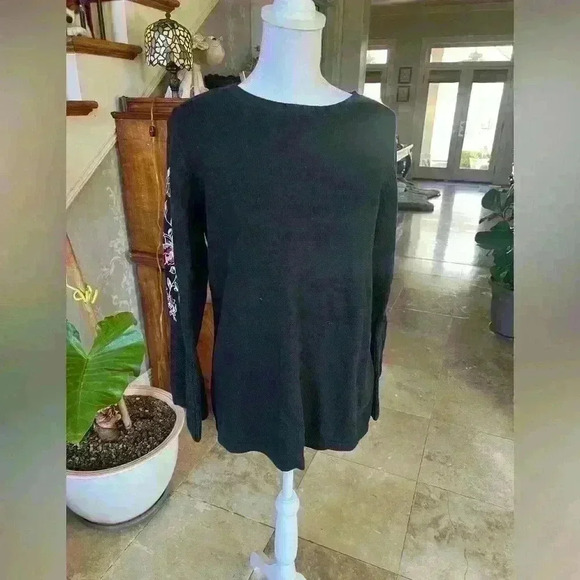 Susan Graver Medium ladies black sweater very good condition. Embroidered sleeve - Picture 7 of 11